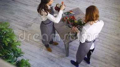 两位年轻英俊的厨师花匠在鲜花、<strong>水果店</strong>做水果和蔬菜花束